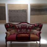 Obra de Alejandro Saiz y sofa de Tina Neumann