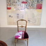 Obra de Nayibe Bechara y silla de Tina Neumann