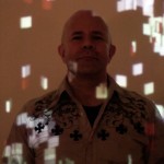 Santiago Echeverry (artista de voltaje, con su obra)